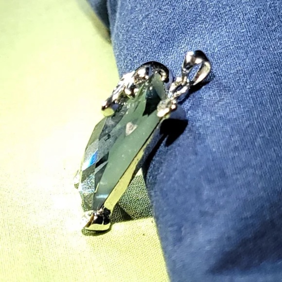 Cut Crystal Pendant with Ivy and Rhinestone Details - Picture 6 of 7